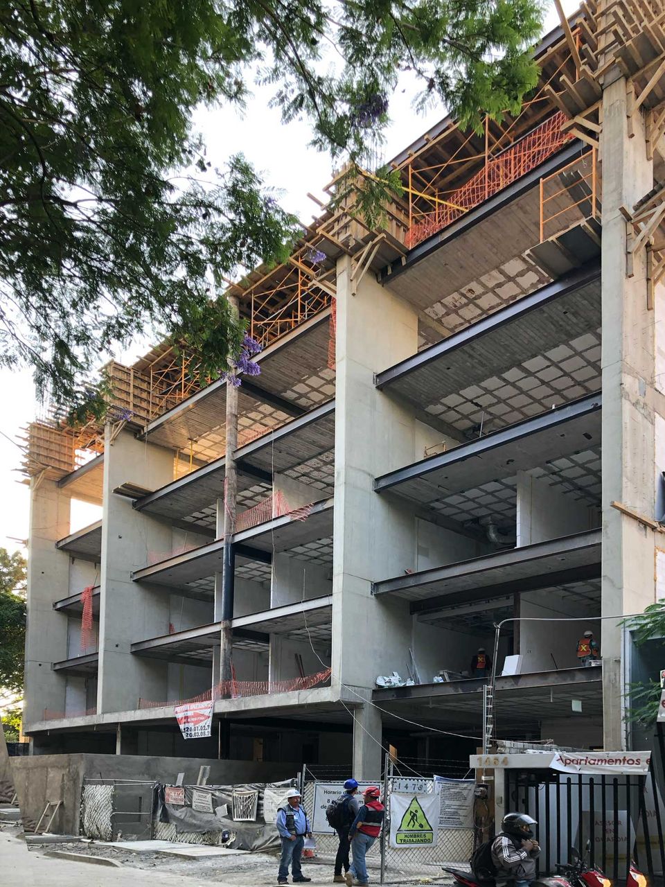 Mar de Ross residential building with terraces and greenery in Guadalajara
